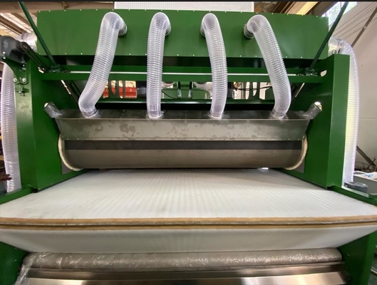 800kg/H Kapasitas Tinggi Kain Non Woven Mesin Membuat Udara Ditempatkan Mesin Felt Miskin