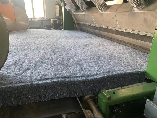 800kg/H Kapasitas Tinggi Kain Non Woven Mesin Membuat Udara Ditempatkan Mesin Felt Miskin